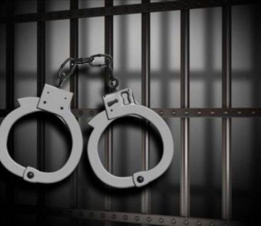 Tres arrestados por posesión ilegal de arma de fuego