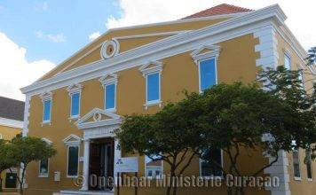 Procureur-Generaal en Hoofdofficier brengen werkbezoek aan gevangenis te Pointe Blanche