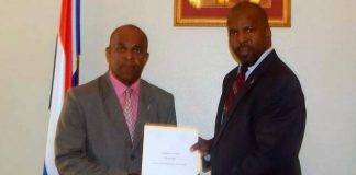 Van Putten presents the governing letter of intent to Governor Berkel