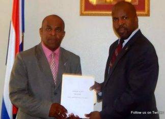 Van Putten presents the governing letter of intent to Governor Berkel