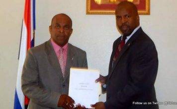 Van Putten presents the governing letter of intent to Governor Berkel