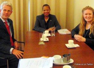 Minister Plenipotentiary Fleming-Artsen meets with representatives from the Oranje Fonds