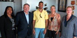 Fiskal Mayó a sinta na mesa ku “Platform Dierenwelzijn Curaçao”