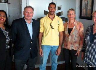 Fiskal Mayó a sinta na mesa ku “Platform Dierenwelzijn Curaçao”