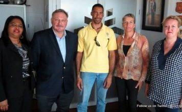 Hoofdofficier om tafel met “Platform Dierenwelzijn Curaçao”