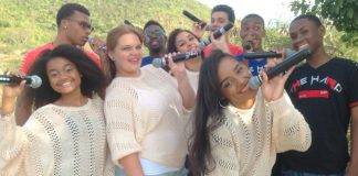 Island Gems donates wireless mics to Arias