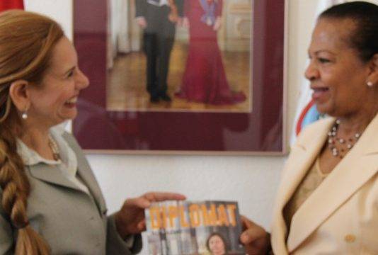 Minister Plenipotentiary Fleming-Artsen receives second volume of the Diplomatic Magazine ‘Diplomat’