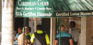 {**VIDEO**} Caribbean Gems Jewelry on front street got robbed