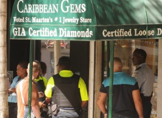 {**VIDEO**} Caribbean Gems Jewelry on front street got robbed