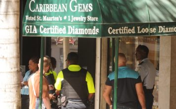 {**VIDEO**} Caribbean Gems Jewelry on front street got robbed