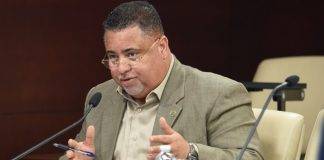 Ponen en libertad al parlamentario Frans Richardson, pero sigue siendo sospechoso en las investigaciones “Squid” y “Emerald”.