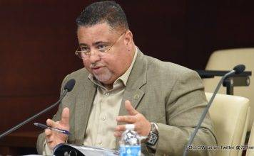 Ponen en libertad al parlamentario Frans Richardson, pero sigue siendo sospechoso en las investigaciones “Squid” y “Emerald”.