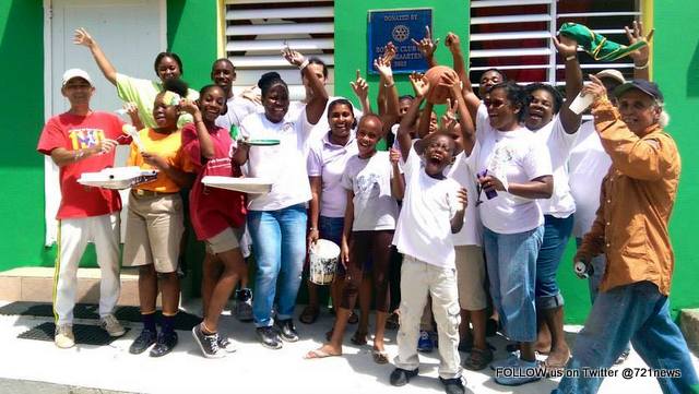 2. During SXM DOET 2015 Stichting Scouting Antiano District St. Maarten joined forces to repaint the premises of their clubhouse and outside wall.-001
