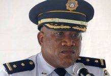 Suspenden a una oficial de policía por conducta inapropiada en público