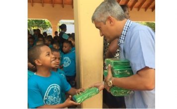Member of Parliament “Theo gives away 60.000 pencil cases”