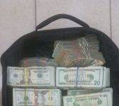 (Espanol): Fuerza Policial detiene a un mensajero y le confisca una gran suma de dinero