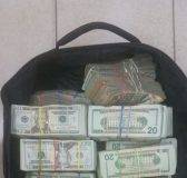 (Espanol): Fuerza Policial detiene a un mensajero y le confisca una gran suma de dinero
