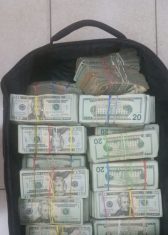 (Espanol): Fuerza Policial detiene a un mensajero y le confisca una gran suma de dinero