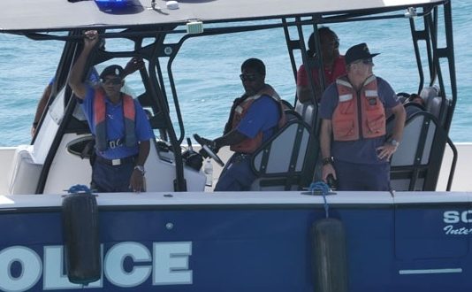 Varias personas desaparecidas y cuatro rescatadas al zozobrar embarcación en IVB