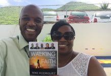 El autor Daniel Collins recibe donación de Marlin-Romeo por su libro “Caminando con fe”