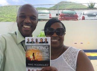 El autor Daniel Collins recibe donación de Marlin-Romeo por su libro “Caminando con fe”