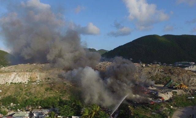 Desconocidos incendian neumáticos de manera deliberada en el vertedero
