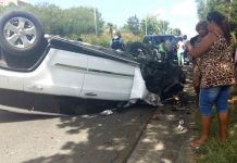 SUV da la vuelta en Bellevue carretera