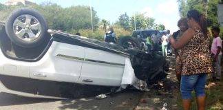 SUV da la vuelta en Bellevue carretera