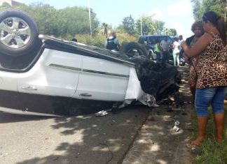 SUV da la vuelta en Bellevue carretera
