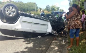 SUV da la vuelta en Bellevue carretera