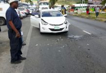Accidente involucra a dos vehículos en Walter Nisbeth Road