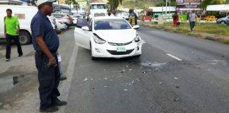 Accidente involucra a dos vehículos en Walter Nisbeth Road