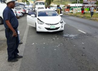 Accidente involucra a dos vehículos en Walter Nisbeth Road