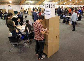 El pueblo colombiano decide hoy entre la guerra o la paz