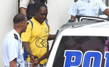 Prolongan detención a 3 tripulantes de barco que transportaba 10 cubanos indocumentados