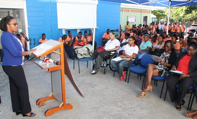 Ministra Jacobs asistió a feria de Salud y Bienestar en el Vocacional