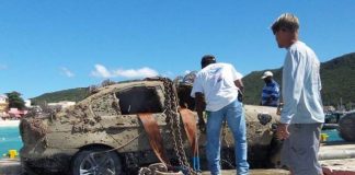 Encuentran un auto sumergido cerca de la costa próximo al puerto de Great Bay