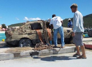 Encuentran un auto sumergido cerca de la costa próximo al puerto de Great Bay
