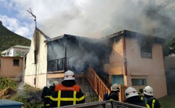 Fuego reduce a cenizas una casa en Cul-de-Sac