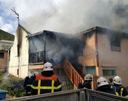 Fuego reduce a cenizas una casa en Cul-de-Sac