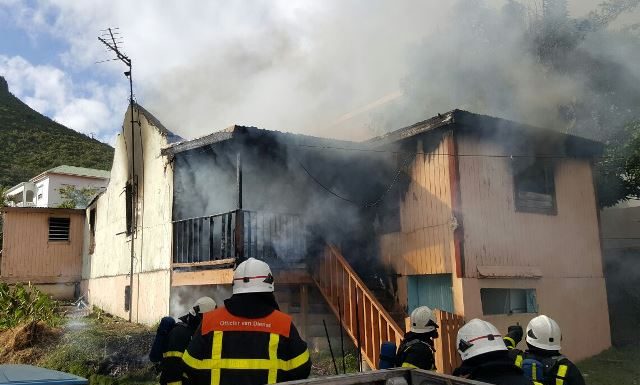 Fuego reduce a cenizas una casa en Cul-de-Sac