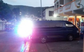 Agentes de la Policía arrestan a dos individuos sospechosos de haber cometido robo a mano armada
