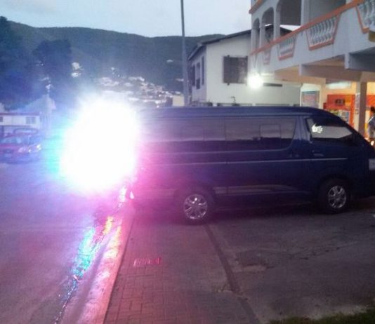 Agentes de la Policía arrestan a dos individuos sospechosos de haber cometido robo a mano armada