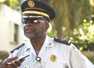 Padre es arrestado por disparar contra su hijo