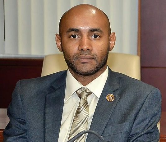 El parlamentario Brownbill falla en su intento por evadir acción judicial en su contra