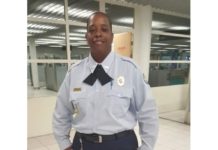 Bajo arresto empleada del Servicio de Inmigración sospechosa en el caso Ostrich