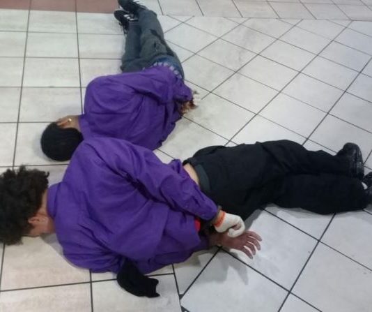 Policía atrapa a dos asaltantes armados en pleno acto de robo