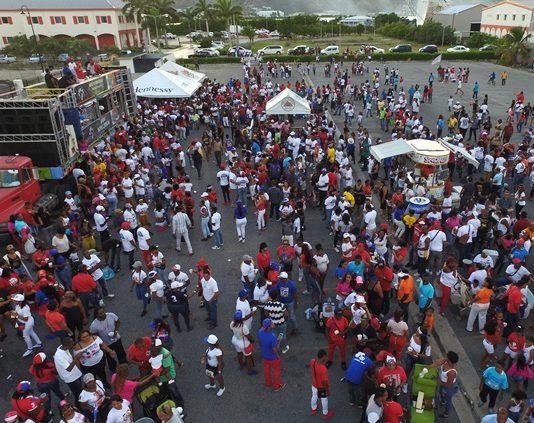 Dominicanos desfilan por las calles de St. Maarten