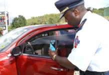 El tintado de los cristales de vehículos deben tener un porcentaje de visibilidad de 70 o más