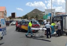 Señora es atropellada por un vehículo en una parada mientras esperaba un autobus.